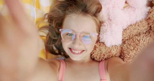 Małe Szczęśliwe Dziewczynki Okularach Odpoczywają Przesyłają Pozdrowienia Dłonią Zewnątrz Naturze — Wideo stockowe