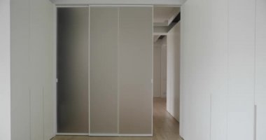 Minimalist tasarımı ve otomatik sürgülü kapıları olan beyaz renkli modern iç mekan. Sürgülü kapıları açıp kapama sistemi. Modern Sürgülü Kapı. Konforlu bir daire. detaylar evde.