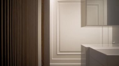 Musluk, lavabo ve büyük aynalı beyaz minimalist tarzda banyo. Küvetli modern ve şık bir banyo. Minimalist aynalı Beyaz Minimalist Neo Klasik Banyo.