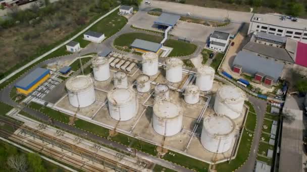 Luftaufnahmen Von Großen Treibstofftanks Industriegebiet Von Benzin Raffinerie Terminal Ist — Stockvideo