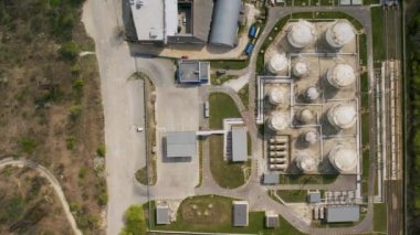 Rafineri terminali petrol ve petrokimyasal depolama için endüstriyel bir tesistir. Petrol üretim ürünleri. Petrol terminali tankeri. Petrol sanayi bölgesindeki büyük yakıt rezervlerinin hava görüntüleri.. 