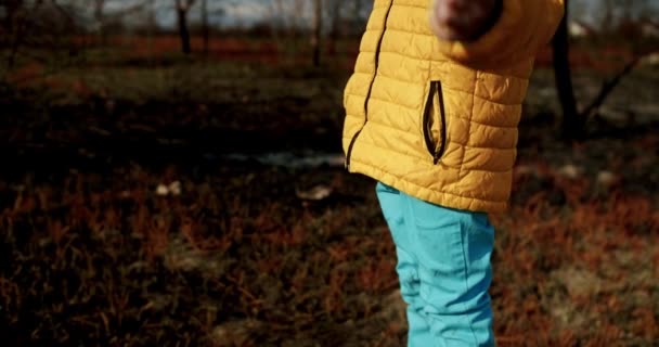 一个穿着乌克兰国旗颜色的小孩 用包扎着的手指 爆炸后 在被烧毁的背景下的可怜的无家可归的小女孩 停止战争 乌克兰战争中无家可归的儿童 — 图库视频影像