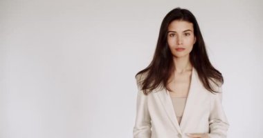 Yüzü sağlıklı, temiz, yeni ciltli beyaz duvarda güzel bir bayan model. Mükemmel genç ten ve güzellik kavramı. Güzellik videosu konsepti, yakın plan portre. Şirin Moda Modeli.