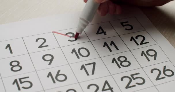 Mano Hombre Anota Día Calendario Papel Usando Bolígrafo Rojo Fecha — Vídeos de Stock