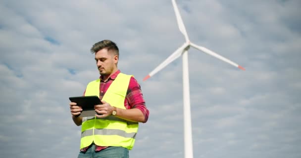 Volwassen Technicus Groen Uniform Dragen Lopen Met Moderne Digitale Tablet — Stockvideo