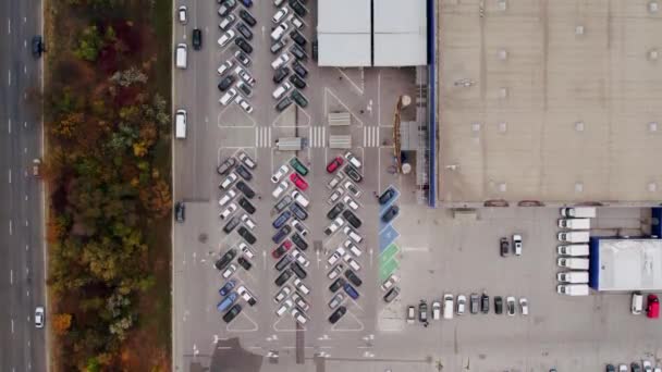 Πολυάσχολος Χώρος Στάθμευσης Αεροφωτογραφία Από Drone Της Στάθμευσης Πολλά Αυτοκίνητα — Αρχείο Βίντεο