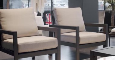 Lüks villa için modern sandalyeler, minimalist sandalyeli ve masalı Summer Terrace mobilyaları. Bahçe mobilyaları, Modern Lüks Villa. Minimalist daire. Bahçe parkı için masa ve sandalyeler..