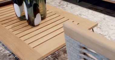 Lüks villa için modern sandalyeler. Minimalist sandalyesi ve masası olan Summer Terrace mobilyaları. Bahçe mobilyaları, Modern Lüks Villa. Minimalist daire. Bahçe parkı için masa ve sandalyeler..