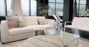 Minimalist sandalyesi ve masası olan beyaz teras mobilyası. Bahçe mobilyaları, Modern Lüks Villa. Minimalist daire. Açık masa ve bahçe parkı için sandalyeler. Lüks villa için modern sandalyeler.