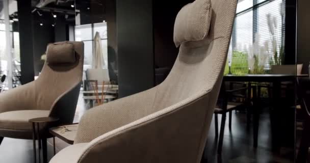 現代の高級ヴィラ ミニマリストのアパート ガーデンパーク用の屋外テーブルと椅子 豪華なヴィラのモダンな椅子 ミニマリストの椅子とテーブル付きの夏のテラスの家具 庭用家具 — ストック動画