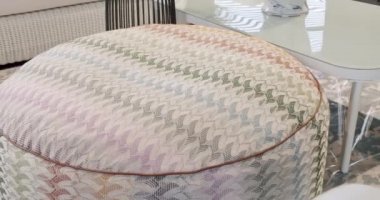 Minimalist sandalyesi ve masası olan beyaz teras mobilyası. Bahçe mobilyaları, Modern Lüks Villa. Minimalist daire. Açık masa ve bahçe parkı için sandalyeler. Lüks villa için modern sandalyeler.