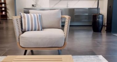 Lüks villa için modern sandalyeler, minimalist sandalyeli ve masalı Summer Terrace mobilyaları. Bahçe mobilyaları, Modern Lüks Villa. Minimalist daire. Bahçe parkı için masa ve sandalyeler..