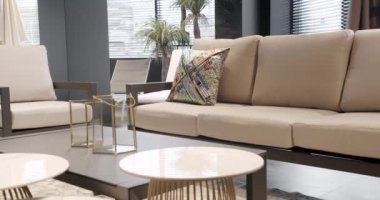 Modern beyaz ve bej mobilyalar bahçe ve modern lüks konak için. Minimalist daire. Açık masa ve bahçe parkı için sandalyeler. Modern Sandalyeler, Minimalist sandalyeli Yaz Terası.