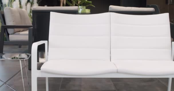 夏季白色平台家具与简约的椅子和桌子 花园家具 现代豪华别墅 最低限度的公寓 室外餐桌和花园用椅子现代豪华别墅用椅子 — 图库视频影像