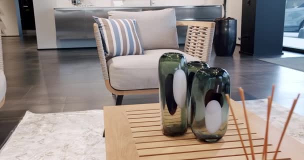 豪華なヴィラのモダンな椅子 ミニマリストの椅子とテーブル付きの夏のテラスの家具 庭のための家具 モダンな高級ヴィラ ミニマリストのアパート ガーデンパークの屋外テーブルと椅子 — ストック動画