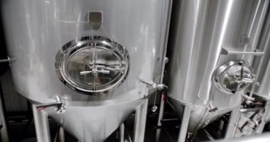 Bira demlemek için paslanmaz çelik tanklar. Bira fabrikasında büyük paslanmaz fıçılar. Bira fermantasyonu için ekipman. Bira ekipmanları. Fabrika, bira fabrikası kavramı. Modern bira fabrikası.