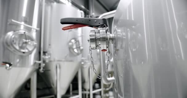 啤酒厂里有巨大的不锈钢桶 啤酒发酵设备 酿造设备工厂 酿酒厂的概念 私营微酿酒厂装有压力计的大型水库 储罐和管道 — 图库视频影像