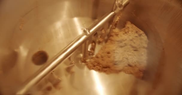 Kaynama Tankının Içinde Bira Üretimi Yapımı Bira Için Malt Arpası — Stok video