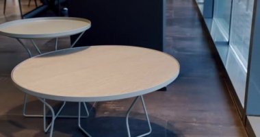 Modern Minimalist Yuvarlak Kahve Masası Çağdaş İçişleri 'nde oturma odasında. Oturma odasındaki ahşap yuvarlak masa. Ev lüks dekorasyonu. Çatı katı konforlu daire.
