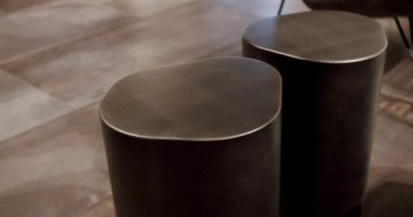 Modern Minimalist Round Dekor Çağdaş İçişleri oturma odasında. Ev lüks dekorasyonu. Yuvarlak dekorlu ve modern masalı bir daire. Şatafatlı Avize.