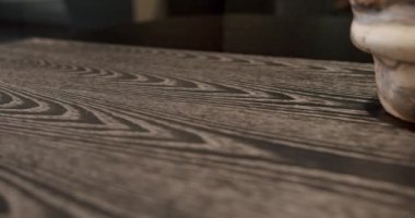 Minimalist oturma odasındaki modern siyah ahşap mobilyaları kapatın. Modüler mobilyaları olan rahat bir daire. İçi rahat. Siyah ahşap malzemeyle İskandinav iç mimarisi