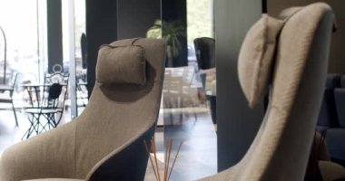 Modern bej koltuk. İç Güvenlik Bölümü. Modern tekstil koltuğu. Kumaşı ve tekstil modern kahverengi koltuğu kapat ve rahat bir sandalye çek. Modern Minimalist Evi. Zarafet ve konforlu ev, sıcak konforlu.