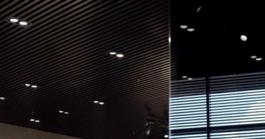 Siyah yuvarlak minimalist tavan lambası modern iç kısımda siyah ahşap çizgilerle. Işıklandırma ekipmanlarıyla minimal iç mekan. Modern lamba. Şatafatlı Avize.