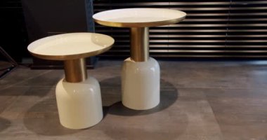 Lüks dekorda ve lüks dairede detaylar. Modern Minimalist Yuvarlak Kahve Masası Çağdaş İçişleri 'nde oturma odasında. Altın maddeyle dolu lüks detaylar oturma odasında modern yuvarlak masa..