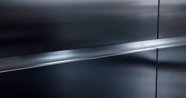 Modern Minimalist Evi. Modern gri ve beyaz mutfak mobilyaları. Yemek odasında zarif ve rahat bir ev var. Modern lavabosu olan yerli mutfak. Minimalist yemek masası olan modern mutfak odası..