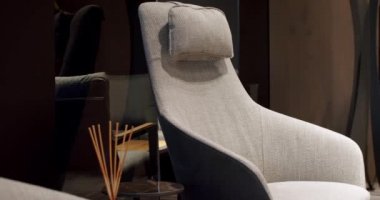 Konforlu Kumaş ve Tekstil modern kahverengi koltuk ve rahat sandalye. Modern Minimalist Evi. Zarif ve rahat bir ev, sıcak bir ortam. Modern bej koltuk. İç Güvenlik Bölümü. Modern tekstil sandalyesi.