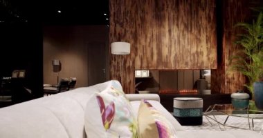 İskandinav iç mimarisi, ahşap duvar, modern gri ve bej kumaş kanepe. Yastıklı tekstil döşeme kanepesi. Modern apartman güzel bej kanepe modern oturma odasında lamba ve halı, masa.