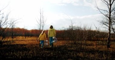 Ukraynalı çocuklar, Ukrayna bayrağı renginde tüylü ayıları ellerinde tutuyorlardı. Mahvoldular ve yakıldılar. Kriz, barış, saldırganlığı durdurun. Ukrayna ulusal renkleri, üzgün mülteciler.