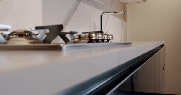 Modern Grijs Wit Keukenmeubilair Elegant Comfortabel Huis Eetkamer Huiselijke Keuken — Stockvideo