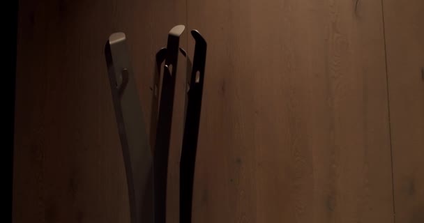 クローズアップ金属デザインコートハンガー 高級ビジネスファッション店のコンセプト モダンなインテリアのための装飾の詳細 — ストック動画
