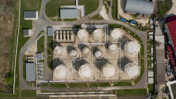 精製ターミナルは石油 石油化学の貯蔵のための産業施設である 石油製造製品 石油ターミナルタンカー ガソリン工業地帯における大規模な燃料貯水池の空中映像 — ストック動画