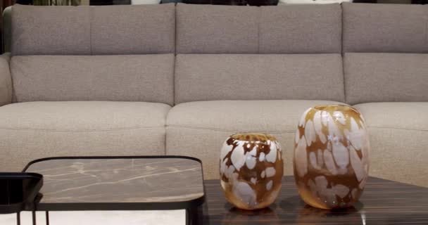 Modernes Sofa Aus Grauem Und Beigem Stoff Sofa Mit Textilpolstern — Stockvideo