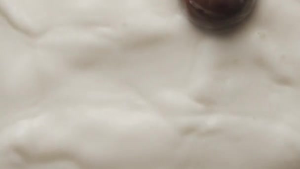 Cioccolato Rotondo Creativo Che Cade Una Ciotola Latte Yogurt Fuso — Video Stock