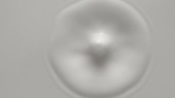 Krople Mleka Kapiące Białą Powierzchnię Cieczy Tworząc Korony Koliste Zgryzoty — Wideo stockowe