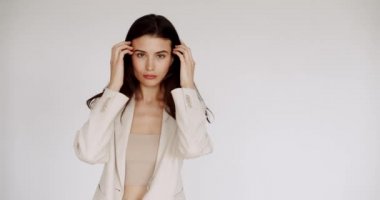 Moda modeli kameraya bakıyor. Kafkasyalı bir kızın çarpıcı yüzü. Güzel kahverengi gözlü seksi bir manken. Esmer, mutlu kadın güzellik portresi. Yaklaş. Cilt bakımı. Kozmetik ve makyaj.