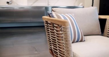 Modern Lüks Villa. Minimalist daire. Açık masa ve bahçe parkı için sandalyeler. Lüks villa için modern sandalyeler, minimalist sandalyeli ve masalı Summer Terrace mobilyaları. Bahçe mobilyaları,