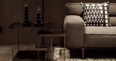 Modern apartman güzel bej kanepe modern oturma odasında lamba, halı, masa. İskandinav iç mimarisi, ahşap duvar, modern gri ve bej kumaş kanepe. Yastıklı tekstil döşeme kanepesi..
