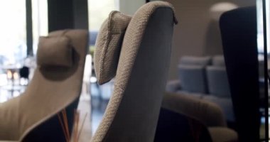 Kumaşı ve tekstil modern kahverengi koltuğu kapat ve rahat bir sandalye çek. Modern Minimalist Evi. Zarif ve rahat bir ev, sıcak bir ortam. Modern bej koltuk. İç Güvenlik Bölümü. Modern tekstil sandalyesi.