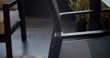 Lüks villa için modern Siyah Sandalyeler, minimalist sandalyesi ve masası olan Summer Terrace mobilyaları. Bahçe mobilyaları, Modern Lüks Villa. Minimalist daire. Bahçe parkı için açık masa sandalyeleri.