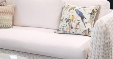 Modern Lüks Villa. Minimalist daire. Açık masa ve bahçe parkı için sandalyeler. Lüks villa için modern sandalyeler. Minimalist sandalyesi ve masası olan beyaz teras mobilyası. Bahçe mobilyaları