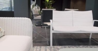Minimalist sandalyesi ve masası olan beyaz teras mobilyası. Bahçe mobilyaları, Modern Lüks Villa. Minimalist daire. Açık masa ve bahçe parkı için sandalyeler. Lüks villa için modern sandalyeler.