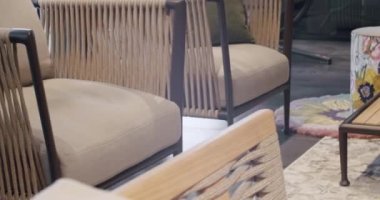 Lüks villa için modern sandalyeler, minimalist sandalyeli ve masalı Summer Terrace mobilyaları. Bahçe mobilyaları, Modern Lüks Villa. Minimalist daire. Bahçe parkı için masa ve sandalyeler..