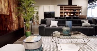 Modern apartman güzel koyu gri kumaş kanepe minimalist oturma odasında masalı. Gri modern kanepe minimalist odada. Modern koyu gri kumaş kanepe. Yastıklı tekstil döşeme kanepesi..