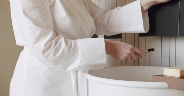 Kobiece Ręce Otwierają Nowoczesny Kran Umywalką Minimalistyczne Wnętrze Akcesoriami Łazienkowymi — Wideo stockowe