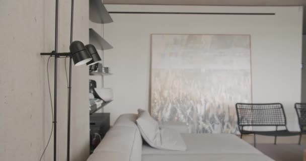 Obývací Pokoj Luxusní Minimalistický Design Skutečný Byt Bílými Šedými Tóny — Stock video