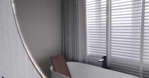 Intérieur Salle Bain Luxe Intérieur Minimaliste Couleurs Blanches Avec Accessoires — Video